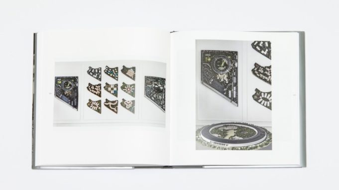 Koncept designu Apple Parku je v knize Norman Foster Foundation