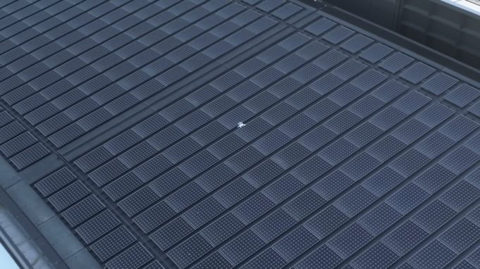 Video s padajícím dronem na střechu Apple Parku