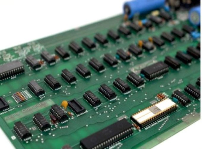 Sběratel starých počítačů Apple se pokouší obnovit nefunkční Apple I