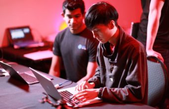 Vývojáři se pomocí chyby v Safari podařilo „hacknout“ Touch Bar na MacBooku Pro