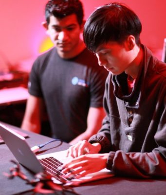 Vývojáři se pomocí chyby v Safari podařilo „hacknout“ Touch Bar na MacBooku Pro