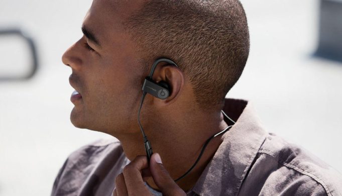 Apple prý brzy vydá bezdrátová sluchátka Powerbeats