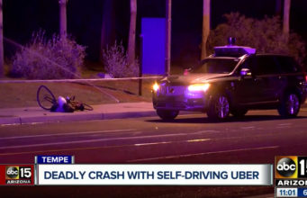 Autonomní automobil Uberu přecházející ženu viděl, ale nezastavil