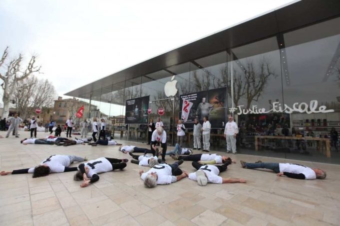 Francouzská aktivistická skupina Attac bojuje proti Apple Store