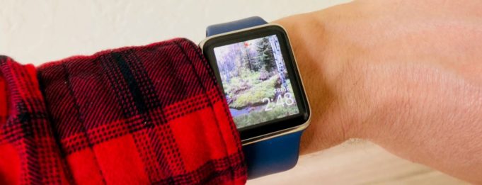 Žena v Ontariu byla obviněna za používání Apple Watch při řízení auta