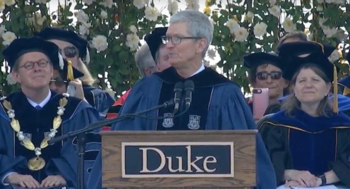 Tim Cook přednesl projev na Dukeově univerzitě v Severní Karolíně