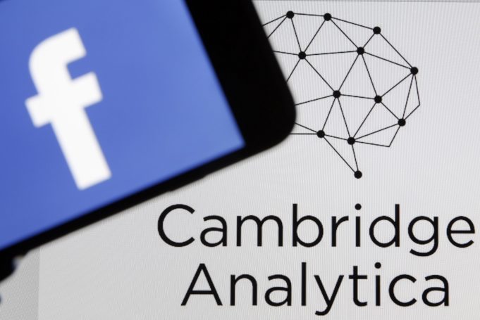 Cambridge Analytica končí. Neunesla skandál s daty od Facebooku