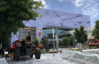 Apple připravuje dekorace na WWDC 2018 v centru McEnery v San Jose