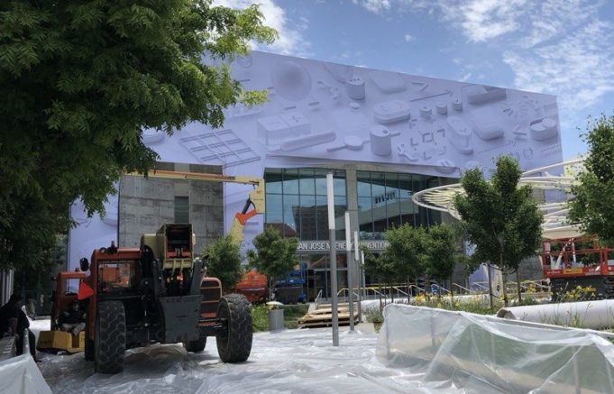 Apple připravuje dekorace na WWDC 2018 v centru McEnery v San Jose
