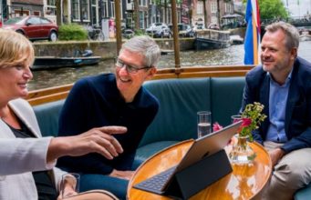 Tim Cook letěl do Amstrdamu, kde se setkal například s fotografem Annetem de Graafem