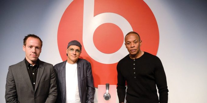 Jimmy Iovine a Dr. Dree zaplatí 25 milionů dolarů za sluchátka Beats