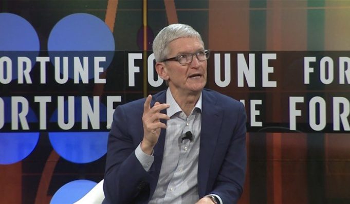 Tim Cook se rozpovídal o migraci, lidských právech a soukromí