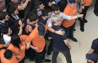 Vítězové stipendia WWDC se setkali s Timem Cookem a dostali AirPods