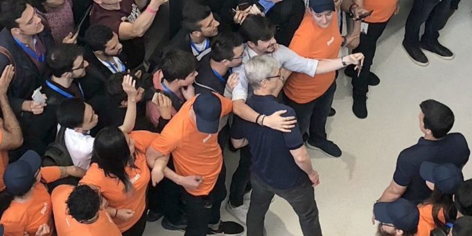 Vítězové stipendia WWDC se setkali s Timem Cookem a dostali AirPods