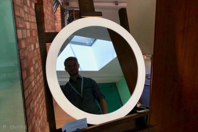 Philips se na svém webu pochlubil neuvedeným svítícím HomeKit zrcadlem