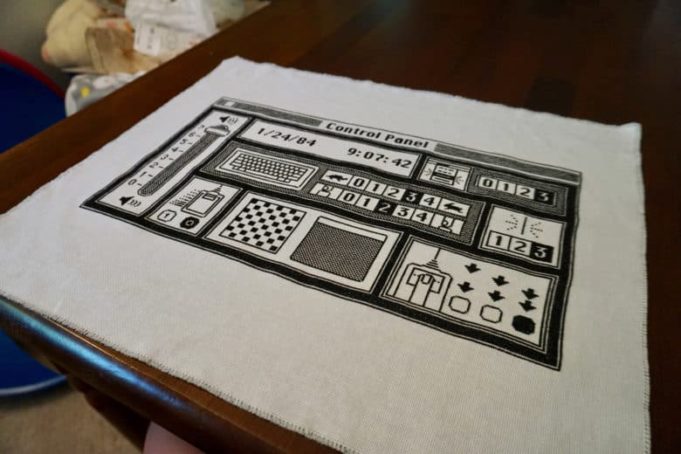 Žena vytváří vyšívané obrazy znázorňující rozhraní Applu