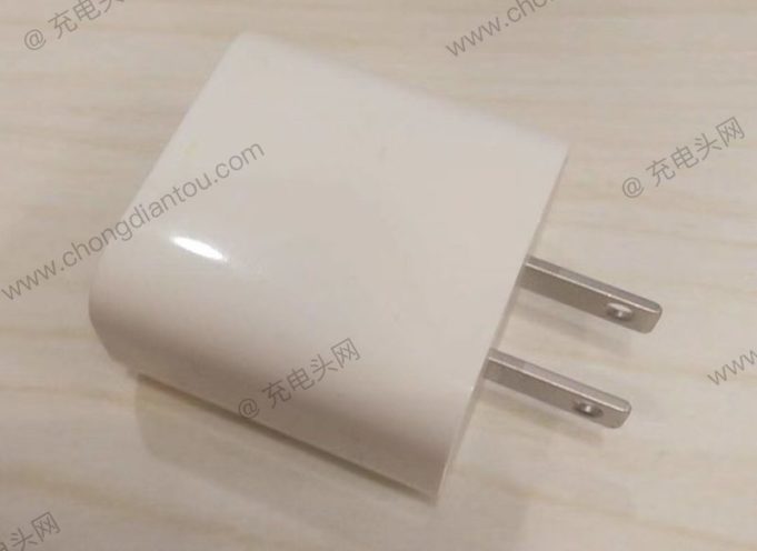 18W USB-C nabíječka pro iPhone 2018 součástí balení
