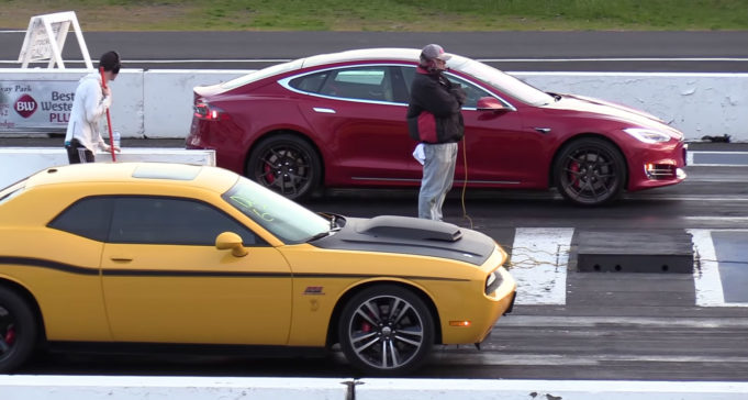 TeslaNovinky.cz – Tesla Model S P100D v závodu Dodge Challenger SRT 392