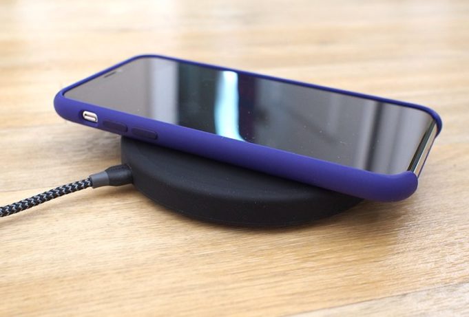 Nová bezdrátová nabíječka NightPad 7.5 W bude vhodná pro použití v noci