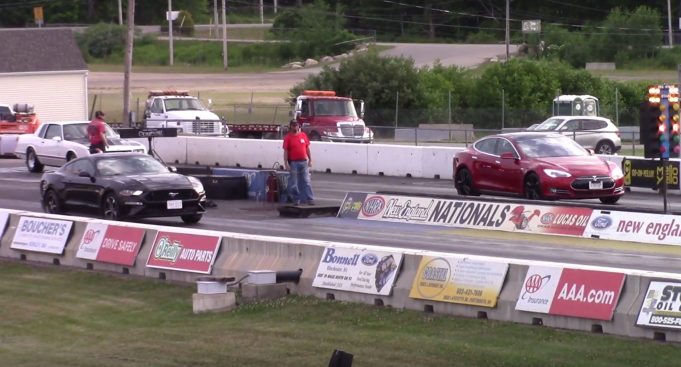 TeslaNovinky.cz – Tesla Model S vs. Ford Mustang GT na 1/4 míle