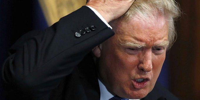 Donald Trump používá iPad ke čtení, jak mu říká?