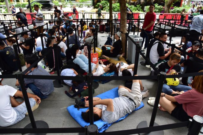 Před Apple Story jsou už fronty na nové iPhony a Apple Watch!