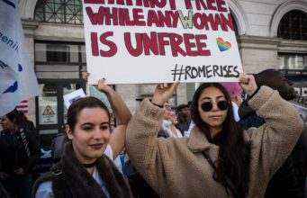 Apple pod útokem feministek. Za iPhone chtějí platit méně než muži!