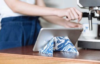 Tento multifunkční stojánek FODI Origami se skvěle hodí pro váš iPhone nebo iPad