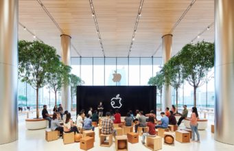 Stovky fanoušků sdílí fotky a videa z prvního Apple Storu v Thajsku