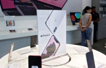 Tim Cook zůstává optimistický i když hrozí meziroční propad v prodeji iPhonů