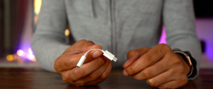 V nových zařízení MacBook Air a Mac Mini lze zvuk rozdělit zvlášť do sluchátek a reproduktoru