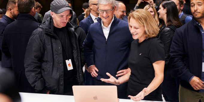 Unboxing letošního MacBooku Air. Co na vás čeká v balení?