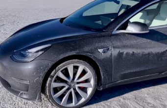 TeslaNovinky.cz – Vůz Model 3 udělal otočku ve 135 km rychlosti