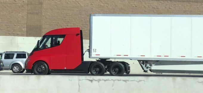 TeslaNovinky.cz – Na dálnici v Los Angeles byl viděn červený elektrický nákladní vůz Tesla Semi