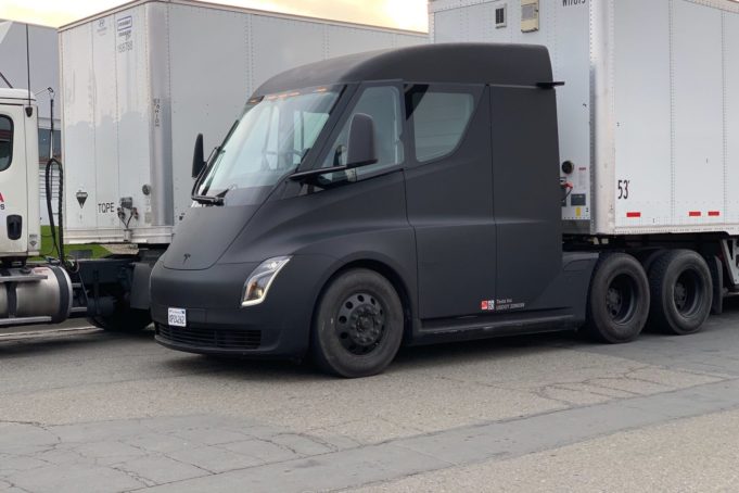 TeslaNovinky.cz – Prototyp Tesla Semi v černé a matné barvě!