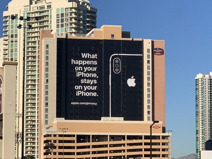 Apple umístil v srdci Las Vegas obří billboard, který upozorňuje na bezpečnost zařízení