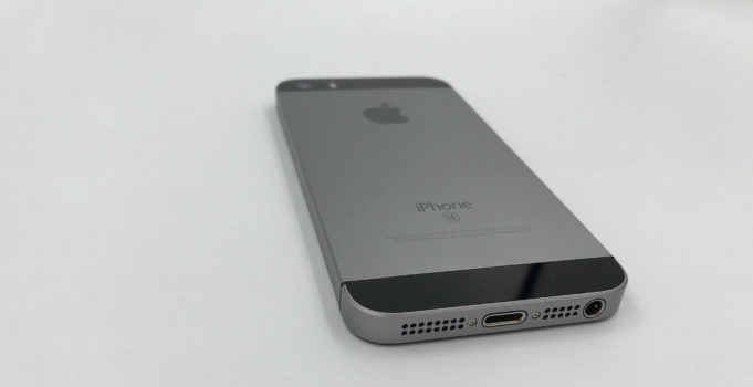 Jak vypadá obvodová deska původního iPhonu z roku 2006-2007?