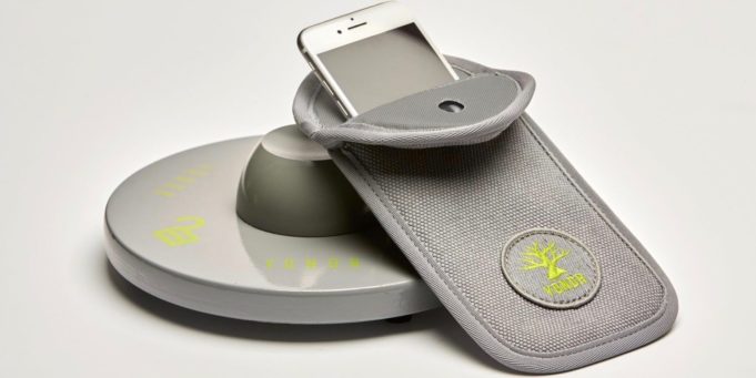 Magnetická pouzdra Yondr pomáhají školám v USA, aby žáci nepoužívali při hodinách telefon