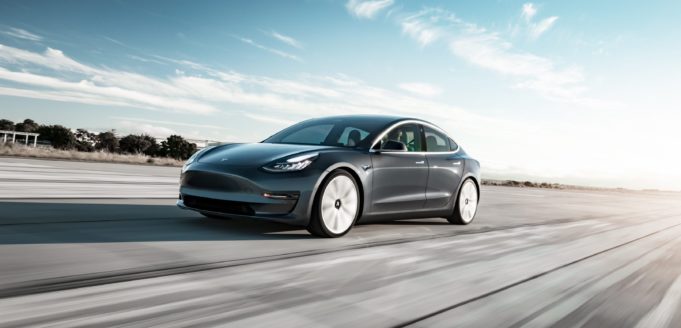 TeslaNovinky.cz – Model 3 snižuje cenu na 880 000 Kč! Kolik stojí Model S a X?