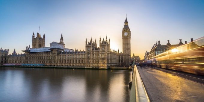 Velká Británie nevěří technologickým gigantům, chce jejich kontrolu