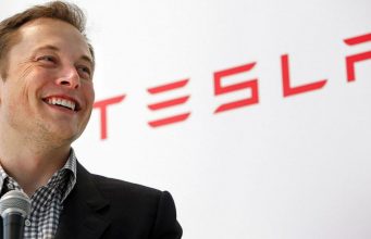 Elon Musk píše tweety a Tesla klesá o miliardy na akciích