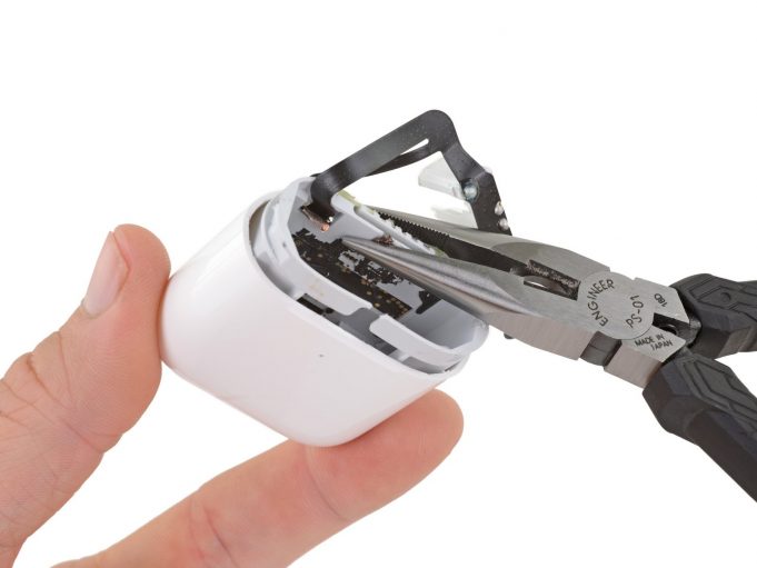 iFixit nabízí pohled na to, jak vypadají AirPods a nové pouzdro uvnitř