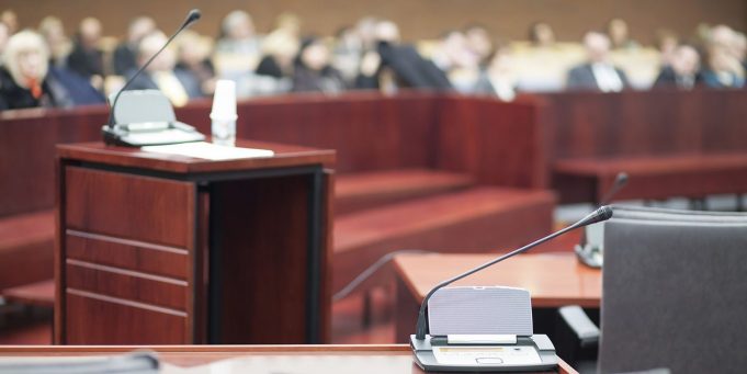 Spor Apple vs. Qualcomm včera započal výběrem poroty, bude to největší patentové soudní řízení