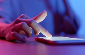Ve Velké Británii byla zavedena kontroverzní politika nutící znásilněné ženy poskytnout polici údaje ke smartphonům