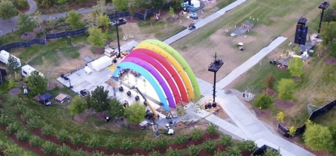 K čemu slouží barevné pódium uvnitř Apple Parku?