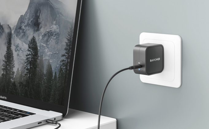 RAVPower představil nejmenší 61W nabíječku na trhu