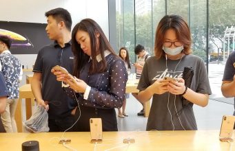 Používání iPhonu v Číně je nyní u některých lidí vnímáno jako trapné