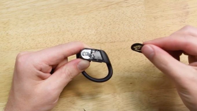 iFixit rozebral bezdrátová sluchátka Powerbeats Pro, jak vypadají uvnitř?