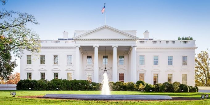 Tim Cook se včera setkal s Donaldem Trumpem, aby projednal obchod, investice USA, imigraci a soukromí.