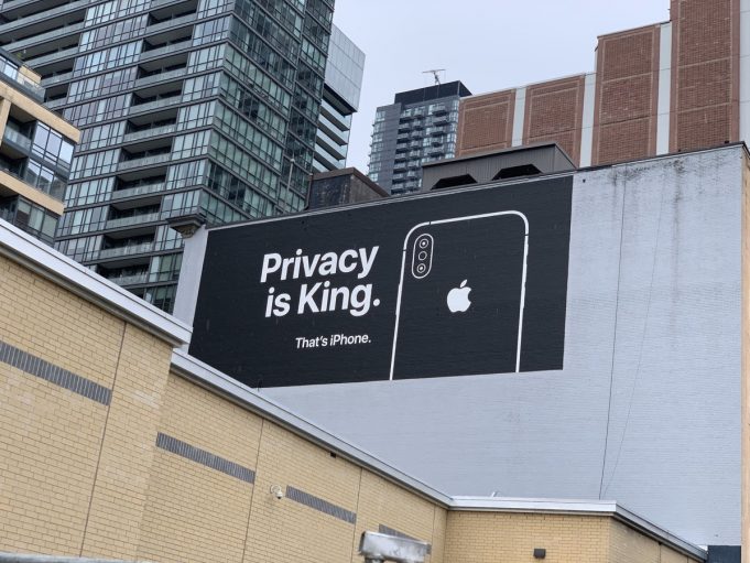 Apple umístil v Kanadě dva nové billboardy upozorňující na ochranu osobních údajů